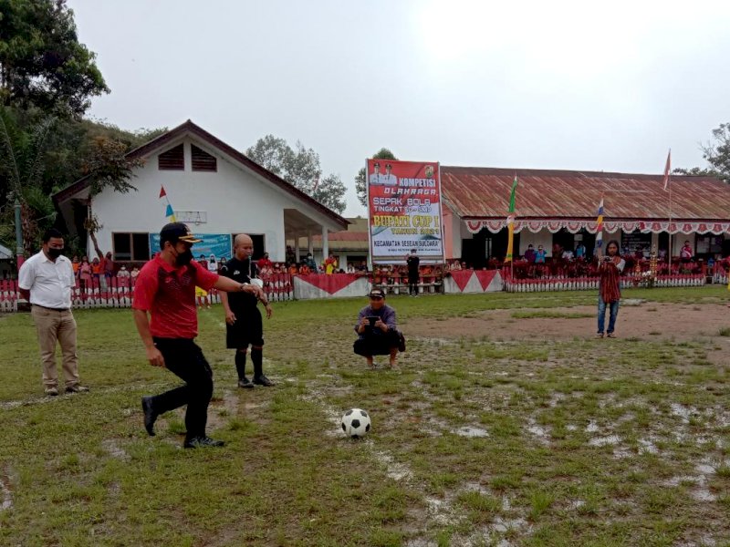 Camat Sesean Suloara' saat membuka Bupati Cup I. 