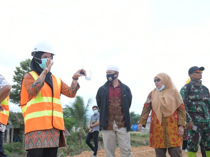 Bupati Lutra saat meninjau pembangunan Huntap di Dusun Parodoa. 