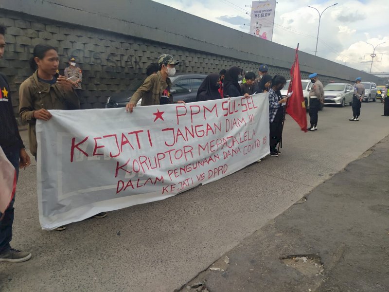 PMM saat melakukan aksi unjuk rasa di Kejati Sulsel terkait dugaan penyelewengan dana Covid-19. 