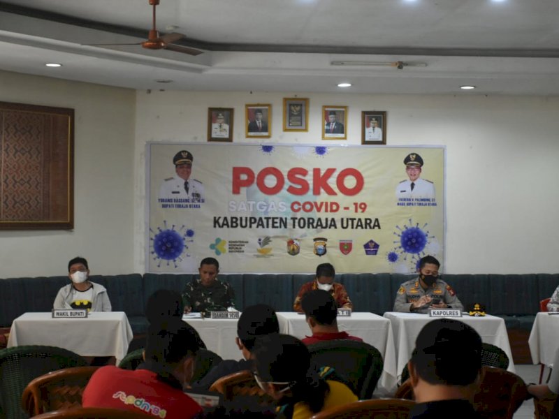 Ombas saat memimpin Rakor Satgas Covid-19. 