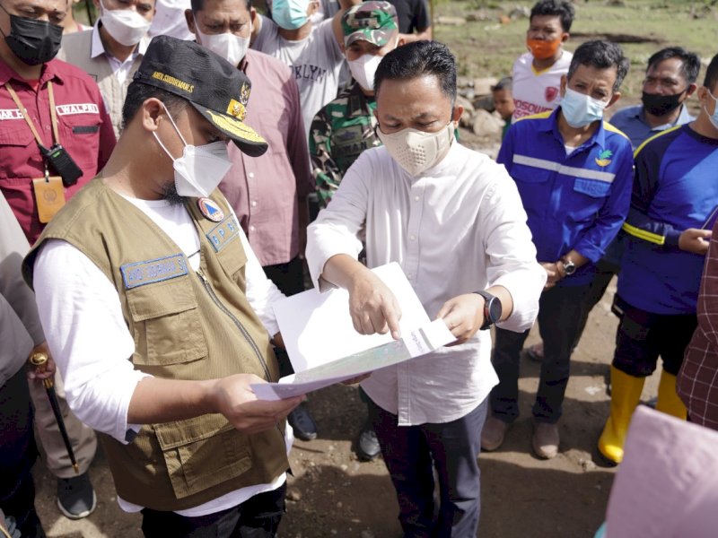 Ilham Azikin saat mendampingi Plt Gubernur Sulsel meninjau sungai pasca banjir. 