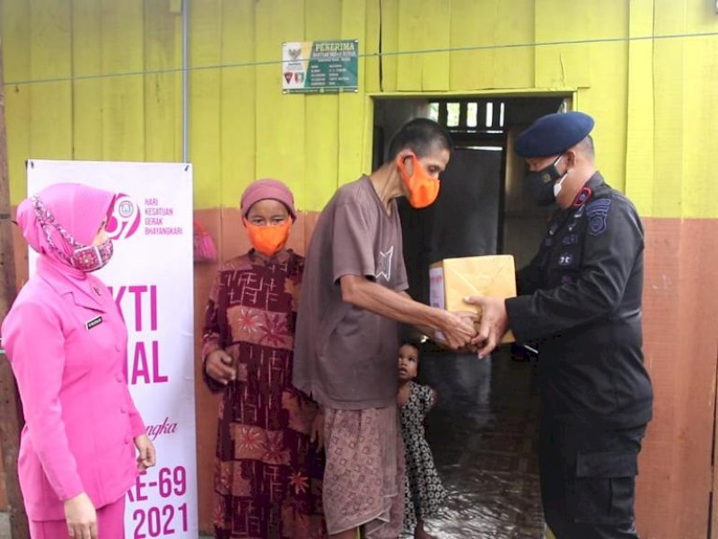 Kompol Nur Ichsan saat memberikan bantuan ke warga kurang mampu di Bone. 