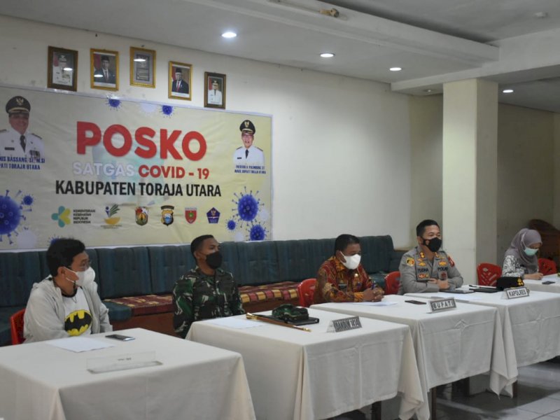 Ombas saat memimpin Rakor dengan Satgas Covid-19 Torut. 
