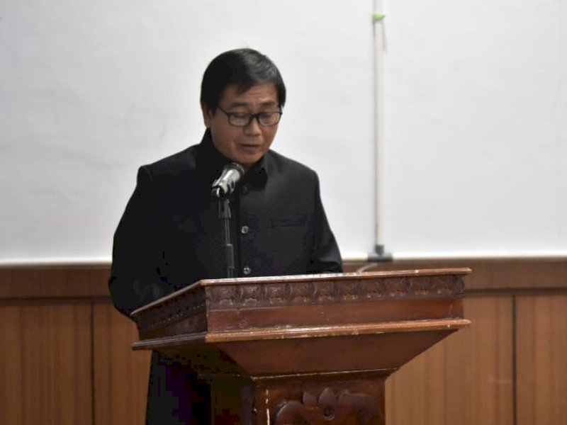 Suaib Mansur saat menyampaikan jawaban Bupati Lutra soal Pelaksanaan APBD 2020.
