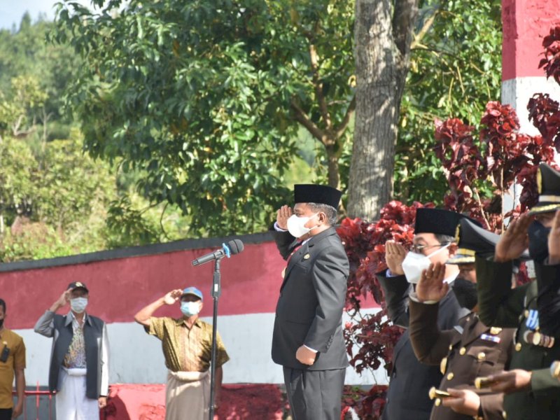 Ombas saat memimpin Upacara Peringatan Hari Pahlawan Pongtiku. 