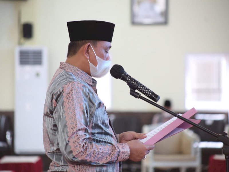 Amran Mahmud saat melantik Pengurus Dewan Pendidikan Wajo. 