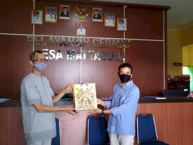 Kepala KPPN Watampone saat mengunjungi Desa Mattabulu. 