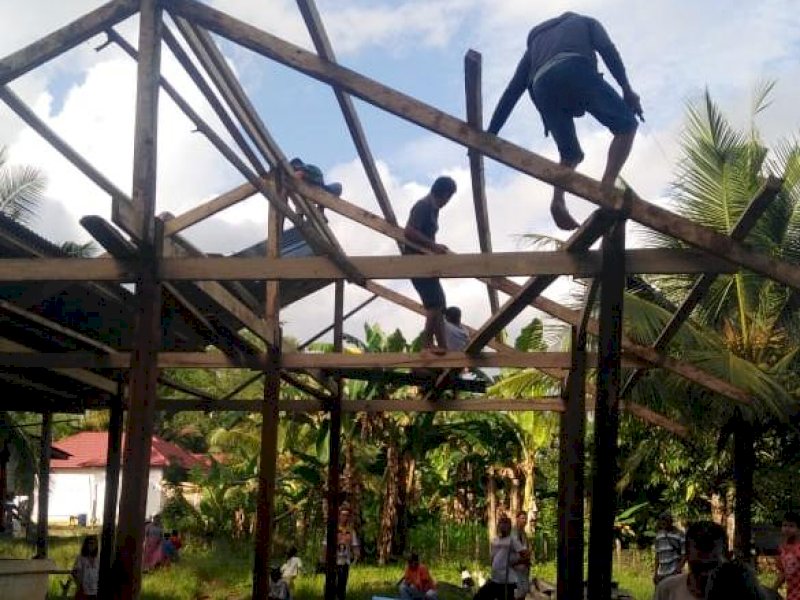Gotong royong Bhabinkamtibmas, Kades hingga warga di Desa Bengo. 