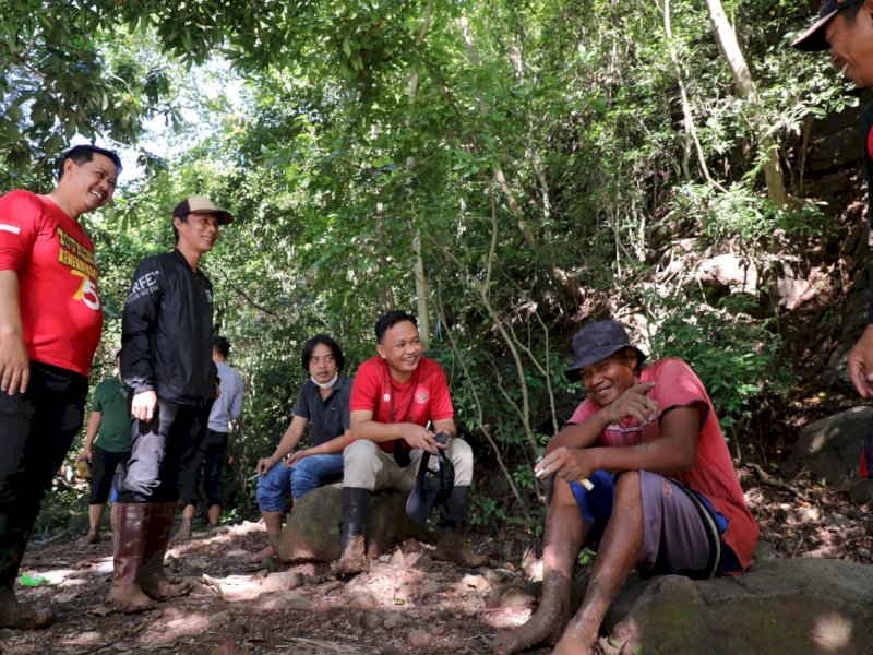 Ilham Azikin saat berbincang dengan warga Bissappu. 