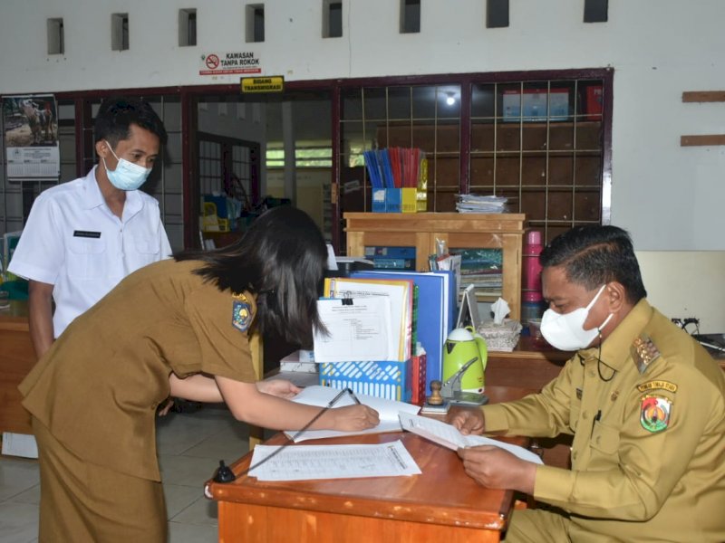Bupati Torut Yohanis Bassang melakukan sidak ke Dinas Ketenagakerjaan. 
