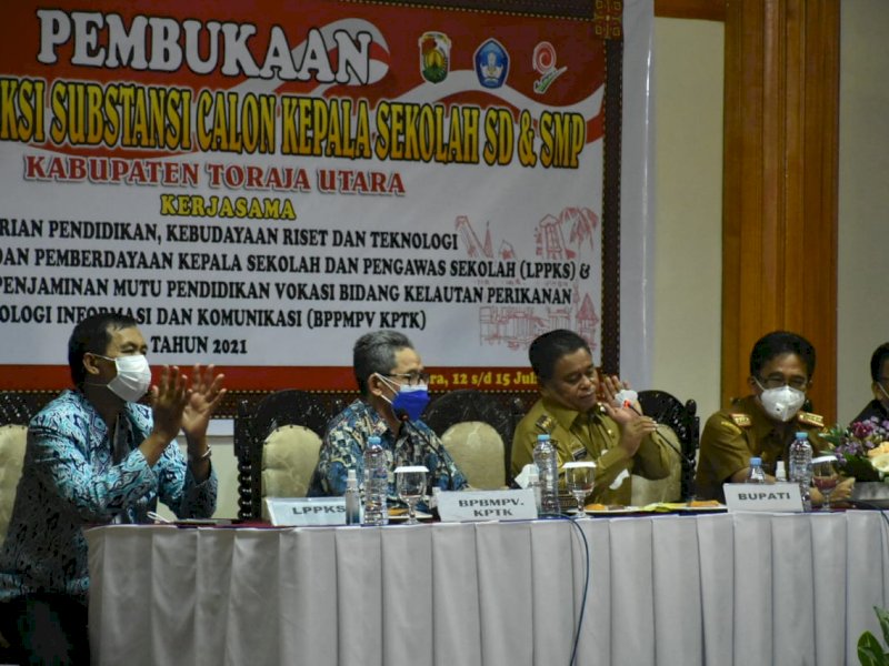 Ombas saat membuka seleksi subtansi calon kepala sekolah. 