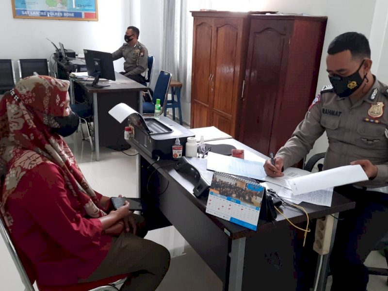 Pelayanan Unit Gakkum Satlantas Polres Bone dengan menerapkan Prokes ketat. 
