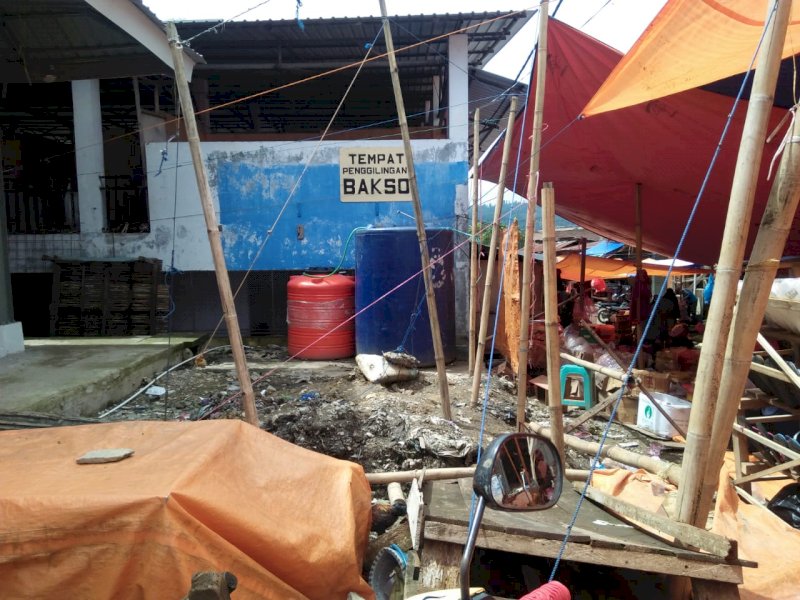 WC umum di Pasar Sudu yang dijadikan tempat penggilingan bakso. 