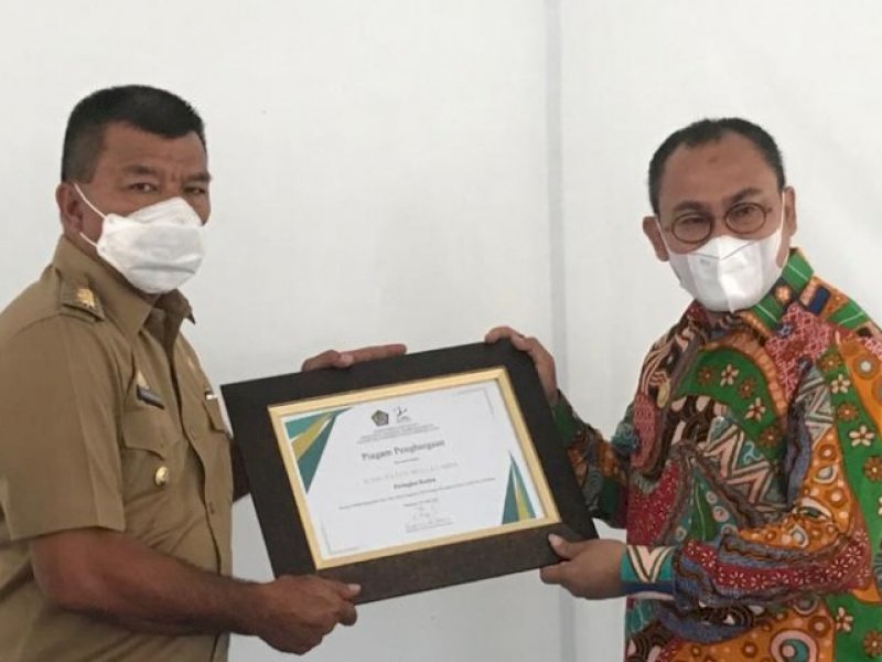 Bupati Bulukumba Andi Utta saat menerima penghargaan. 