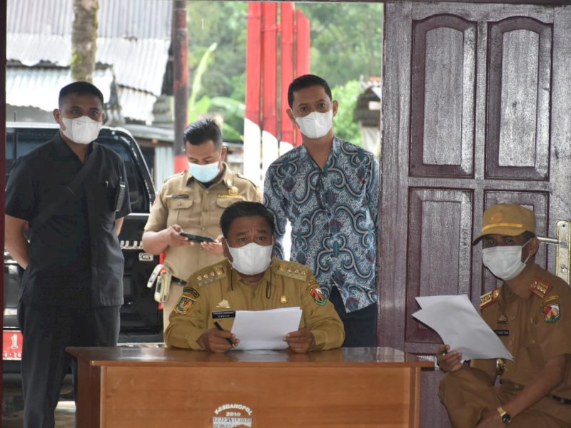 Bupati Torut Yohanis Bassang saat sidak di kantor Kesbangpol. 