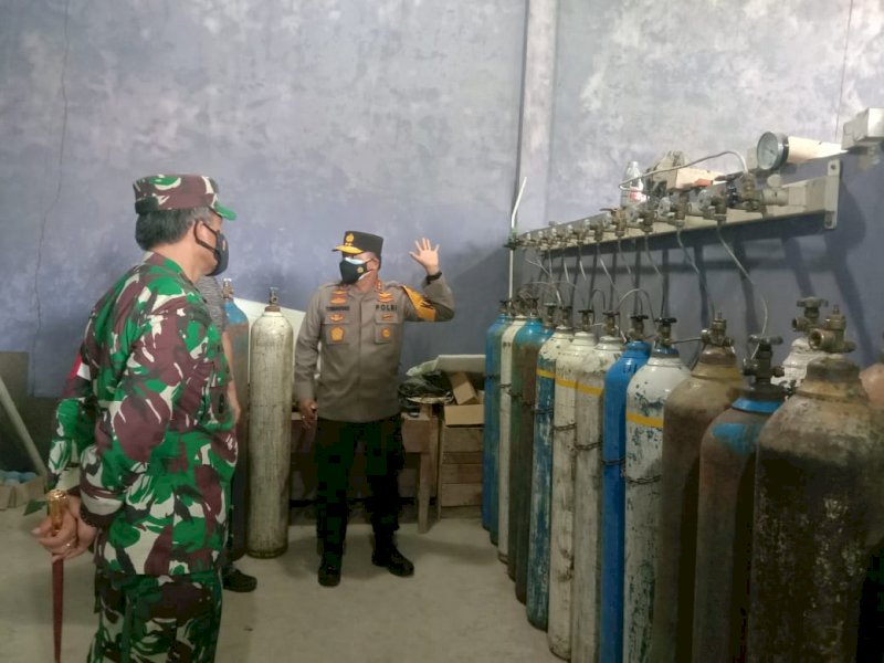 Pangdam dan Kapolda Papua Barat mengecek stok oksigen di Manokwari. 