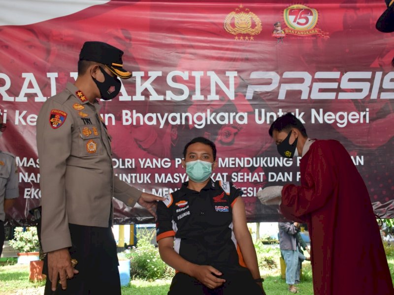 Kapolres Bone saat meninjau vaksinasi di Terminal Palakka. 