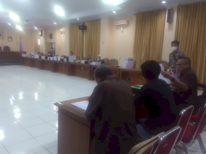 DPRD Enrekang mencecar pimpinan BAZ soal penggunaan anggaran. 