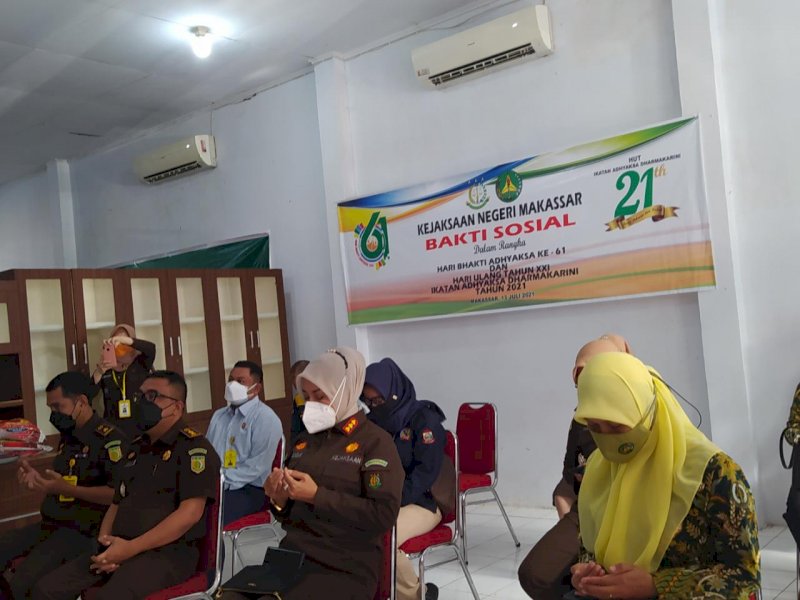 Kegiatan bakti sosial Kejari Makassar. 