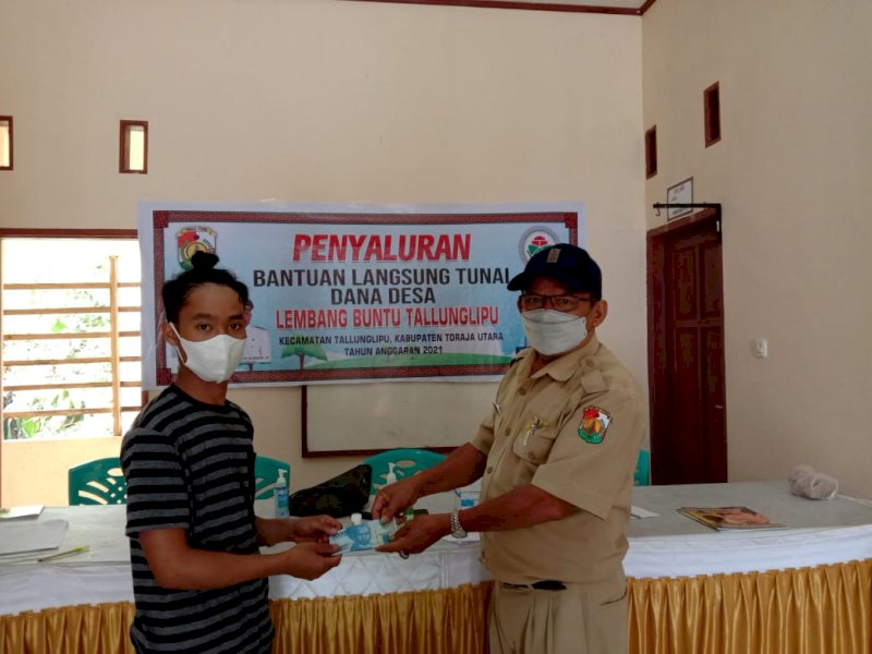 Kalem Buntu Tallunglipu saat menyerahkan BLT ke warganya. 