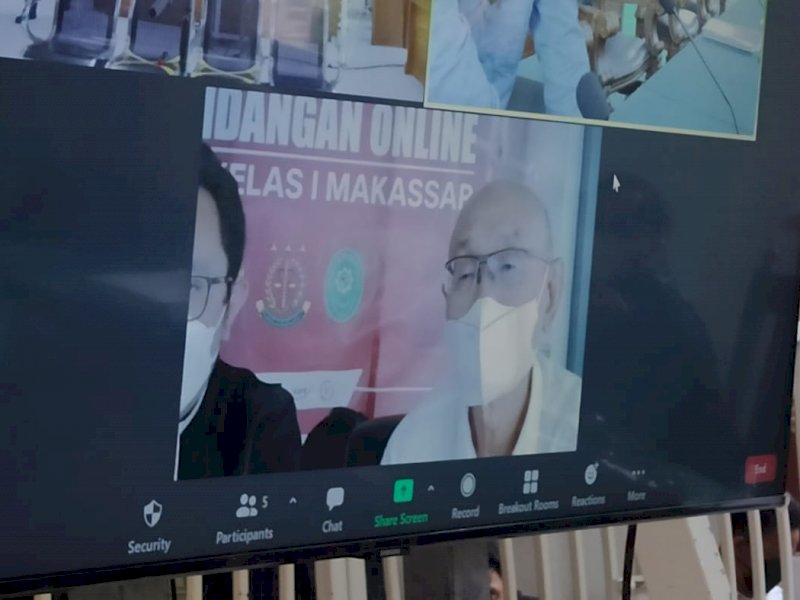 Agung Sucipto saat mengikuti sidangnya melalui daring. 