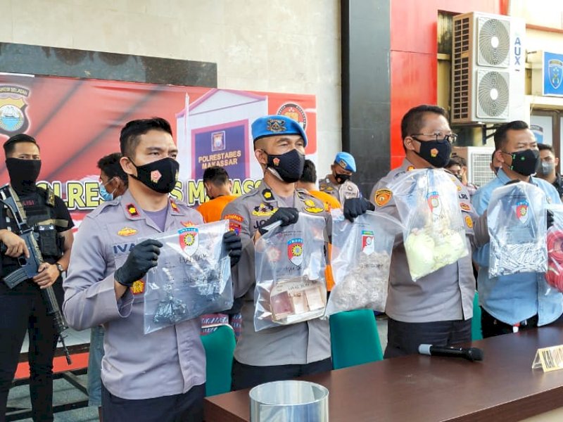 Konferensi Pers pengungkapan peracik bom ikan di Makassar. 