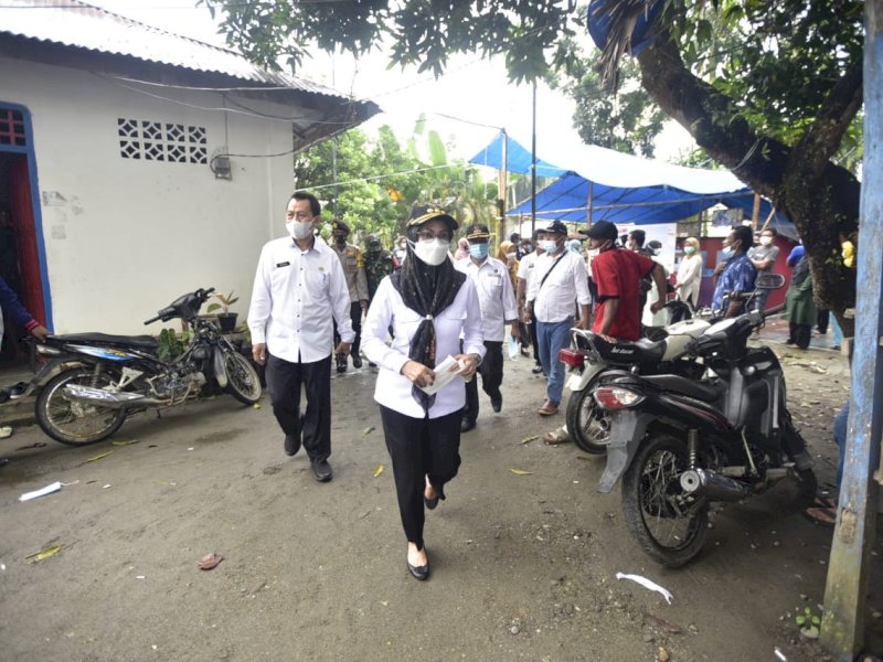 Bupati Lutra saat meninjau TPS Pilkades. 