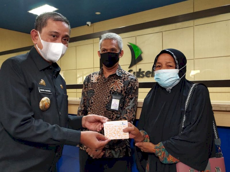 Amran Mahmud saat menyerahkan bantuan ke pelaku usaha. 