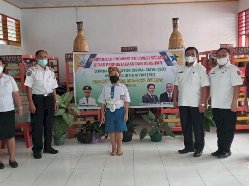 Kadis Kearsipan dan Perpustakaan Torut saat mendampingi siswa mengikuti lomba cerita rakyat secara virtual. 