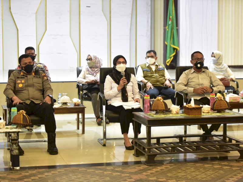 Bupati Lutra saat Zoom Meeting dengan Dirjen Bina Pemerintah Desa. 