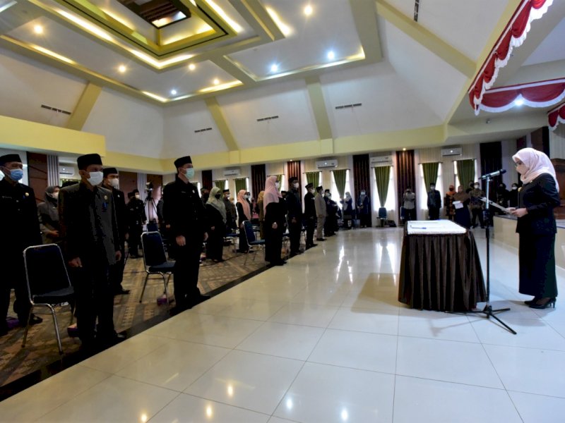 Indah Putri Indriani saat melantik pejabat dengan sistem blended. 