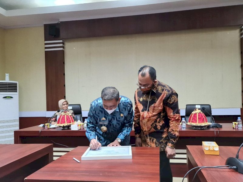 Amran Mahmud saat menandatangani MoU dengan DJPb Sulsel. 