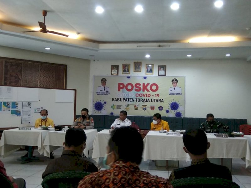 Bupati Torut Yohanis Bassang rapat bersama Satgas Covid-19.