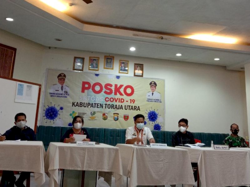 Dedi saat memimpin Rapat Koordinasi Satgas Covid-19 Torut. 