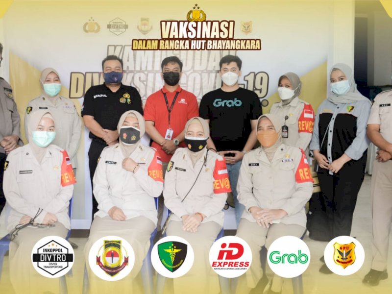 Vaksinasi IDExpress bersama mitra. 