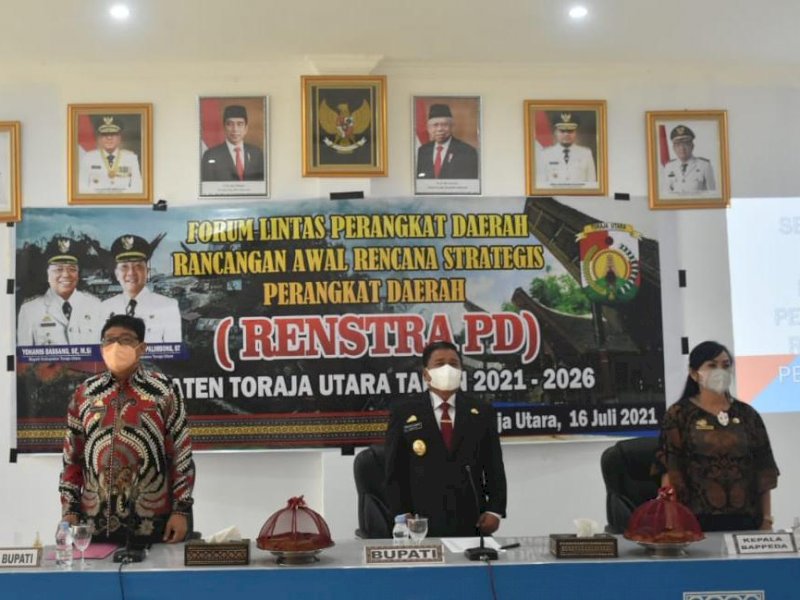 Ombas saat memimpin Forum Lintas Perangkat Daerah. 