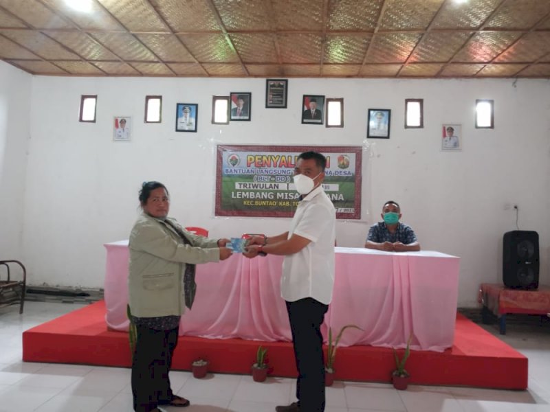 Penyerahan BLT di Lembang Misa Ba'bana. 