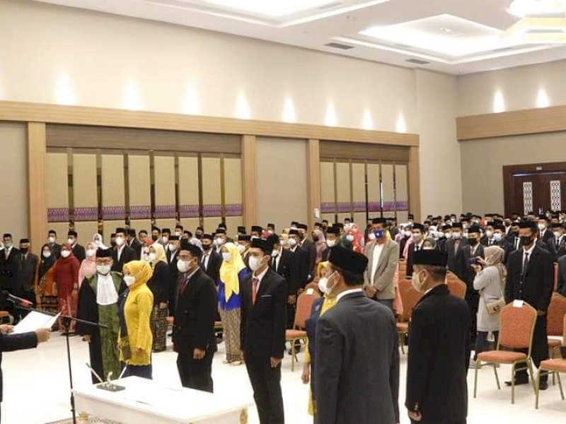 Bupati Bone saat melantik Anggota BPD Terpilih