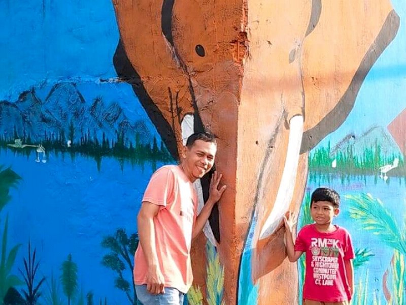 Dinding di Jalan Emny Saelan 4 disulap jadi lukisan Mural. 