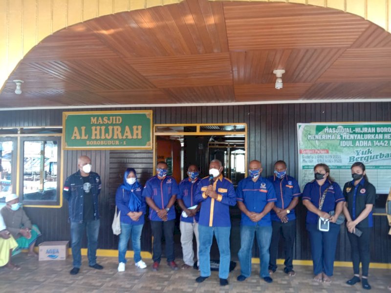 Pengurus Partai Nasdem Papua Barat membagikan 80 ekor sapi korban untuk kabupaten dan kota se-Papua Barat. 