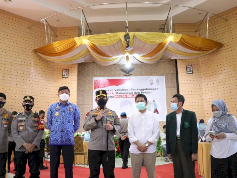 Kapolda Sulsel saat meninjau vaksinasi di Hotel Alauddin. 