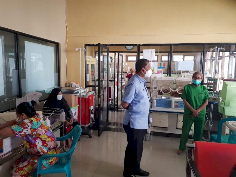 Bupati Wajo Amran Mahmud meninjau pelayanan di RSUD Lamadukelleng. 