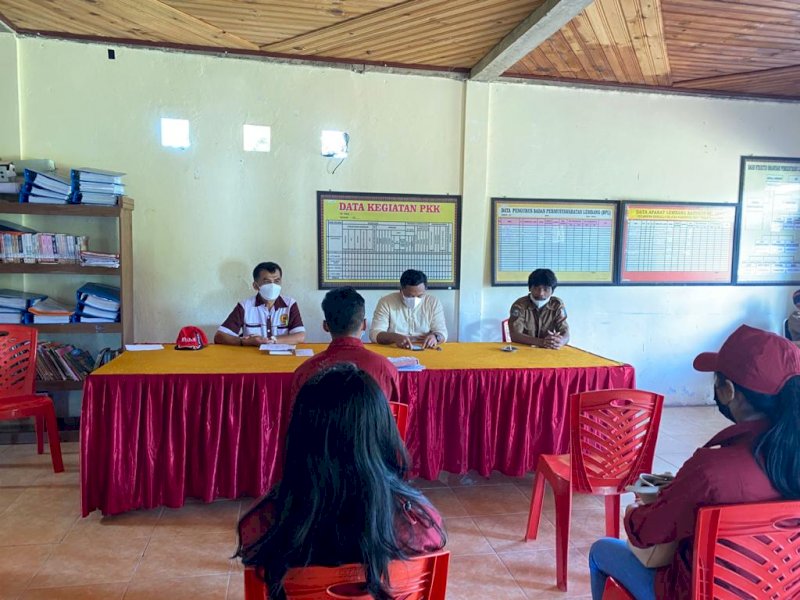 Mahasiswa UKI Toraja disambut warga di lokasi KKN. 