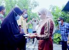 Indah Serahkan Bantuan Bencana Angin Puting Beliung di Sukaraya Lutra