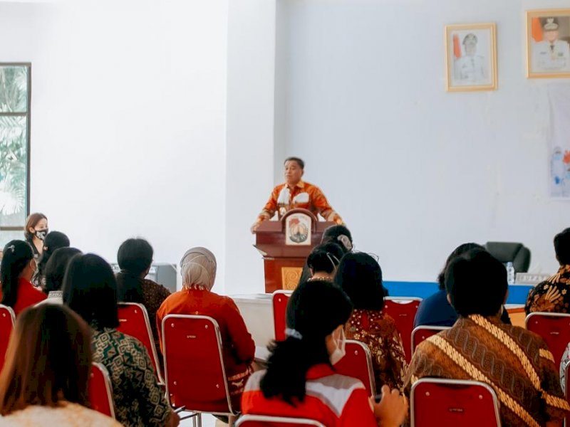 Ombas saat membuka Sosialisasi Imunisasi Covid-19 tingkat kabupaten dan puskesmas se-Torut. 