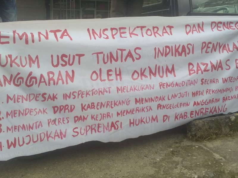 Pengunjuk rasa membentang spanduk mendesak Inspektorat melakukan audit dana Baznas Enrekang. 