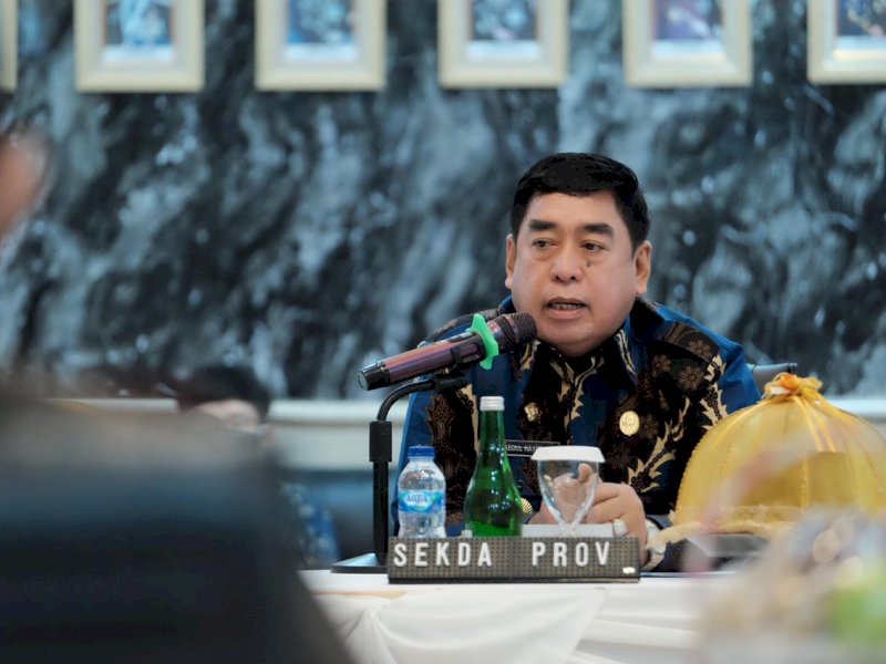 Sekprov Sulsel saat memimpin Rakor dengan unsur Forkopimda. 