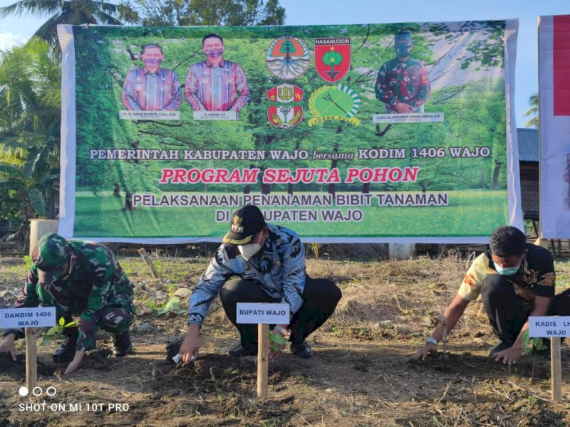 Amran Mahmud saat melakukan penanaman pohon. 