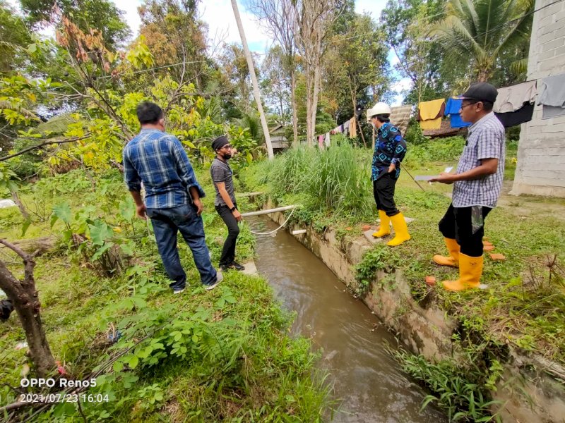 Wabup Suaib Mansur saat meninjau saluran pembuang air Kota Masamba. 