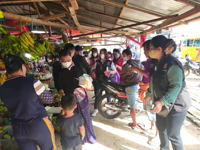 Bupati Torut Yohanis Bassang membagikan masker kepada warga di Pasar Bolu. 